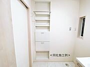 【脱衣室】広めの脱衣所で衣類やタオルの片づけも出来るスペースがあります！