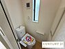 トイレ：清潔感のある白で統一された2階のトイレ空間です。温水洗浄便座や手洗い機能、換気用の小窓を備えているほか、埋込式の棚収納付きでペーパー等もスマートに保管できます。