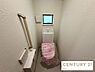 トイレ：温水洗浄便座や手すりを備えた快適なトイレ空間です。小窓から換気や採光ができ、コンパクトな手洗い器付きで衛生的に使用できます。