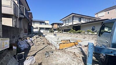 外観：《外観》　■一戸建ての多いエリア、静かで落ち着いた雰囲気。シンプルで美しいフォルム空気までクリーンになるような佇まい。心地よいライフスタイルが実現できるそんな予感。