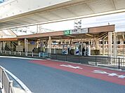 大船駅(JR 東海道本線)まで1577m、5沿線利用可能なビッグターミナル。駅直結のルミネウィングは若者に人気。駅前には大規模に広がる商店街で毎日賑わっています。
