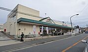 マルエツ戸塚大坂下店まで1699m、高品質のＰＢ商品や豊富なお惣菜、新鮮な生鮮食品も魅力のスーパー。駐車場42台分あり。
