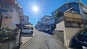 《前面道路》　■閑静な住宅街の一角