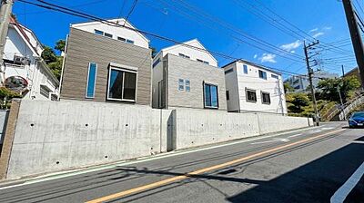 外観：《外観》　■家族みんなが落ち着ける場所。明るい空間で心も暖か、朝から爽やかな気分。寝る時も包みこまれるようにふんわりと。家にいることが心と体に優しい暖かな暮らし。
