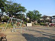 渡戸東公園まで1118m、滑り台、ブランコ、砂場、鉄棒があります。
