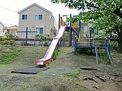 下倉田小松ケ丘公園まで781m、大きな複合滑り台、ジャングルジムから登ったり網から登ったり。 ボール遊びが出来る運動広場も充分な広さ。