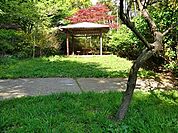 三王山公園まで1890m、複合型遊具がありボール遊びが出来る広い東エリアと、ソフトボールやグランドゴルフなどで使用される西エリアからなる公園