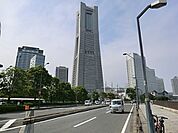 横浜ランドマークタワーまで798m、タワー棟を中心とするオフィス、ホテル、ショッピングモールを核に、展望フロアや多目的ホールなど多彩な施設を併設。