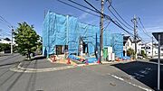 《外観》　一戸建ての多いエリア、静かで落ち着いた雰囲気。シンプルで美しいフォルム空気までクリーンになるような佇まい。心地よいライフスタイルが実現できるそんな予感。