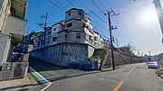 《前面道路》　■豊かな光が照らすこの場所は、たわいもない会話を楽しみ、ゆったりとした時間を過ごす場所。家族の日常が刻まれる大切な空間です。