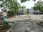 長沢諏訪公園まで1020m、公園の入り口などには花壇もあり、季節ごとに植えられた花々を鑑賞することもできます。