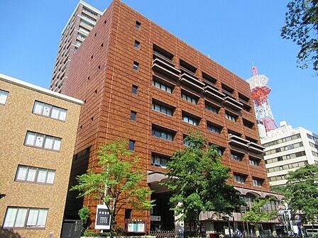 横浜市中区役所まで368m、 横浜市中区役所は、日本大通りに面した歴史的な建物で、昭和初期に建てられたものです。
