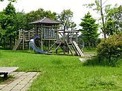 村岡城址公園まで1017m、小さな子供向けの滑り台や砂場などのあるスペースがあり、奥の少し高台になったところに遊具があります。