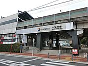 いずみ中央駅まで691m、周辺は商業施設や区役所等の公共施設が揃い、住環境良好。また、駅前には親水広場や春には多くの人で賑わう桜が有名