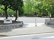 富岡公園まで1021m、遊具は特になく、スポーツやウォーキングなどがメイン。今では少ない壁当て練習ができる公園。