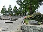新本牧公園まで376m、横浜生まれの横浜緋桜が植えられている。春は桜、秋は紅葉を楽しむ地元住民が訪れ、夜は噴水場付近がライトアップされて美しい。