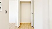 《パントリー》　■キッチン横のパントリー。常温保存の食品・キッチン用品などが収納できて便利です。