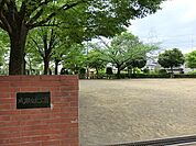 成瀬台北公園まで768m、広々としたスペースは真ん中の木で遊具エリアとグラウンドが区切られています。遊具エリアには立派なパーゴラもあります
