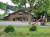 上白根大池公園まで182m、雨でも大型遊具で目いっぱい遊べる。　木の香りが心地よいログハウス施設があります。