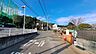 その他：《前面道路》　■前面道路が広く、開放的です。日当たりも良好です。