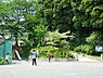 周辺：栗田谷公園まで597m、住宅街の比較的広めな公園です。公園の設備には水飲み・手洗い場があります。