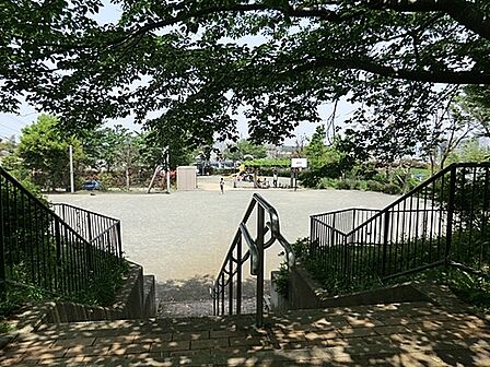 上矢部坂本公園まで513m、広場と遊具が分かれていて小さい子でも安心です。