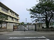 藤沢市立鵠洋小学校まで939m、生徒数1000人以上の小学校。60年以上の古い歴史から培った安定した教育理念のもとに子どもたちは学んでいます。