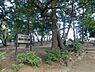 周辺：鵠沼松が岡公園まで619m、住宅街の子どもが走り回れる広さの公園。ボランティアの方々の手入れでお花が美しく咲いています。