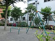 遠藤町公園まで706m、住宅街の比較的広めな公園です。ブランコ・鉄棒などの遊具があります。ベビーカーで入れますので、小さなお子様も楽しめます。
