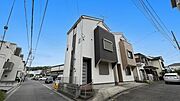《前面道路》　■「空」×「光」×「風」。開放感を具現化したような現地は、まさに「永住の地」としての選択肢です。