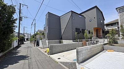 外観:機能性とデザイン性を兼ねそろえた理想の住まい。美しい外観やくつろぎの室内空間にふさわしい素材・形・色彩、上質感に満ちております。カジュアルな縦ストライプと屋根材のような特徴ある質感のアクセント材 外観:機能性とデザイン性を兼ねそろえた理想の住まい。美しい外観やくつろぎの室内空間にふさわしい素材・形・色彩、上質感に満ちております。カジュアルな縦ストライプと屋根材のような特徴ある質感のアクセント材