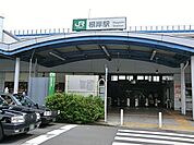 根岸駅(JR 根岸線)まで771m、京浜東北線と横浜線も通っており、乗り換えなしで新横浜まで行くことができるので新幹線にも乗りやすく便利な駅。