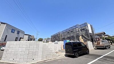 外観：《外観》　■家族みんなが落ち着ける場所。明るい空間で心も暖か、朝から爽やかな気分。寝る時も包みこまれるようにふんわりと。家にいることが心と体に優しい暖かな暮らし。