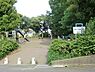 周辺：有馬ふるさと公園まで1092m、自然とふれあう遊びができるお出かけスポットです。アスレチック遊具も設置されていて、多彩な遊びを楽しめます。