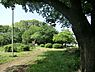 周辺：五所塚第一公園まで358m、大きな樹の下のベンチには木陰が出来て一休みするのにちょうどいいです。ベビーカーも入れます。
