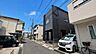 その他：《外観》　青空の下、洗練されたデザインが輝く住まい。新しい暮らしを始めるのにふさわしい、光と風が心地よい空間です。