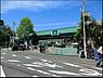 周辺：ＦＵＪＩ新桜ケ丘店まで739m、環状2号線沿いの新桜ヶ丘近くにあるＦＵＪＩ新桜ヶ丘店です。駐車場も完備されています。店内は品揃えも豊富です。