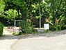 周辺：法泉公園まで987m、川沿いの住宅地にある広い広場の公園。緑に囲まれた心地よい空間。