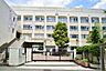 周辺：川崎市立西高津中学校まで643m、校章には「己を守り、教育を守り、社会を守る盾」であれという意味があるそうです。