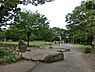 周辺：虹ケ丘公園まで1373m、銀杏をはじめ様々な樹木が植えられており秋が深まると色とりどりの紅葉を楽しめる。敷地面積は約2ヘクタールで野球場もある。