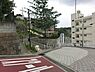 周辺：法泉3丁目公園まで1215m、法泉三丁目の高台の中腹に位置している小さな公園です。