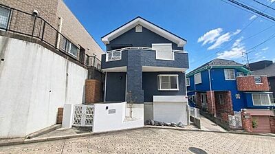 外観:《外観》 ■機能性とデザイン性を兼ねそろえた理想の住まい。美しい外観やくつろぎの室内空間にふさわしい素材・形・色彩、上質感に満ちております。 外観:《外観》 ■機能性とデザイン性を兼ねそろえた理想の住まい。美しい外観やくつろぎの室内空間にふさわしい素材・形・色彩、上質感に満ちております。