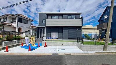 外観:《外観》 ■機能性とデザイン性を兼ねそろえた理想の住まい。美しい外観やくつろぎの室内空間にふさわしい素材・形・色彩、上質感に満ちております。 外観:《外観》 ■機能性とデザイン性を兼ねそろえた理想の住まい。美しい外観やくつろぎの室内空間にふさわしい素材・形・色彩、上質感に満ちております。