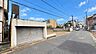 その他：《前面道路》　■豊かな光が照らすこの場所は、たわいもない会話を楽しみ、ゆったりとした時間を過ごす場所。家族の日常が刻まれる大切な空間です。