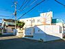 周辺：高石保育園まで253m、小田急線百合ケ丘駅から徒歩5分の住宅地にあり、園舎玄関側の壁面には高石保育園のシンボルのお日様のタイル絵があります