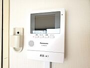 モニター付きインターホンで訪問者を確認できます。