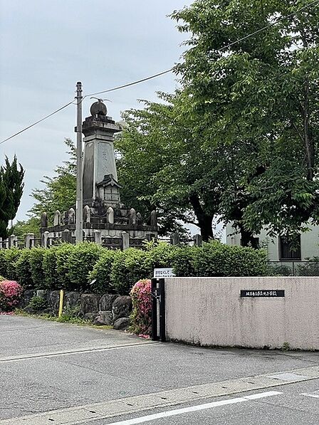 岐阜市立長森北小学校まで1175m、金融機関はこれ以外近くにも何軒かあります。