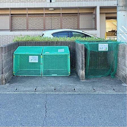 コチラは共用のごみ置き場になります。