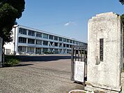 各務原市立那加中学校まで873m、通いやすい距離の中学校です。