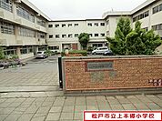 松戸市立上本郷小学校まで676m、松戸市立上本郷小学校